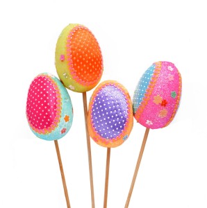 Dekorowana pisanka na piku