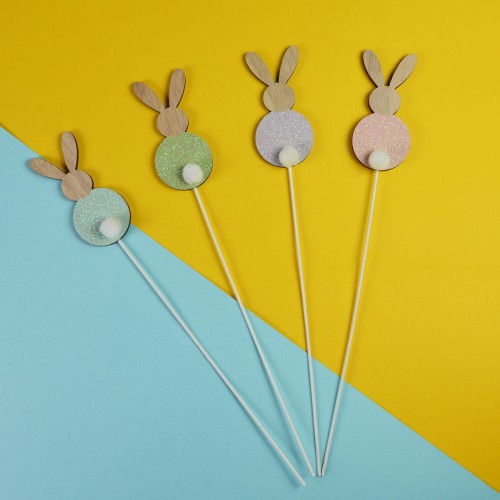 Drewniany zajączek na piku