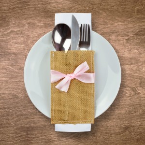 Jutowe etui z kokardką na sztućce
