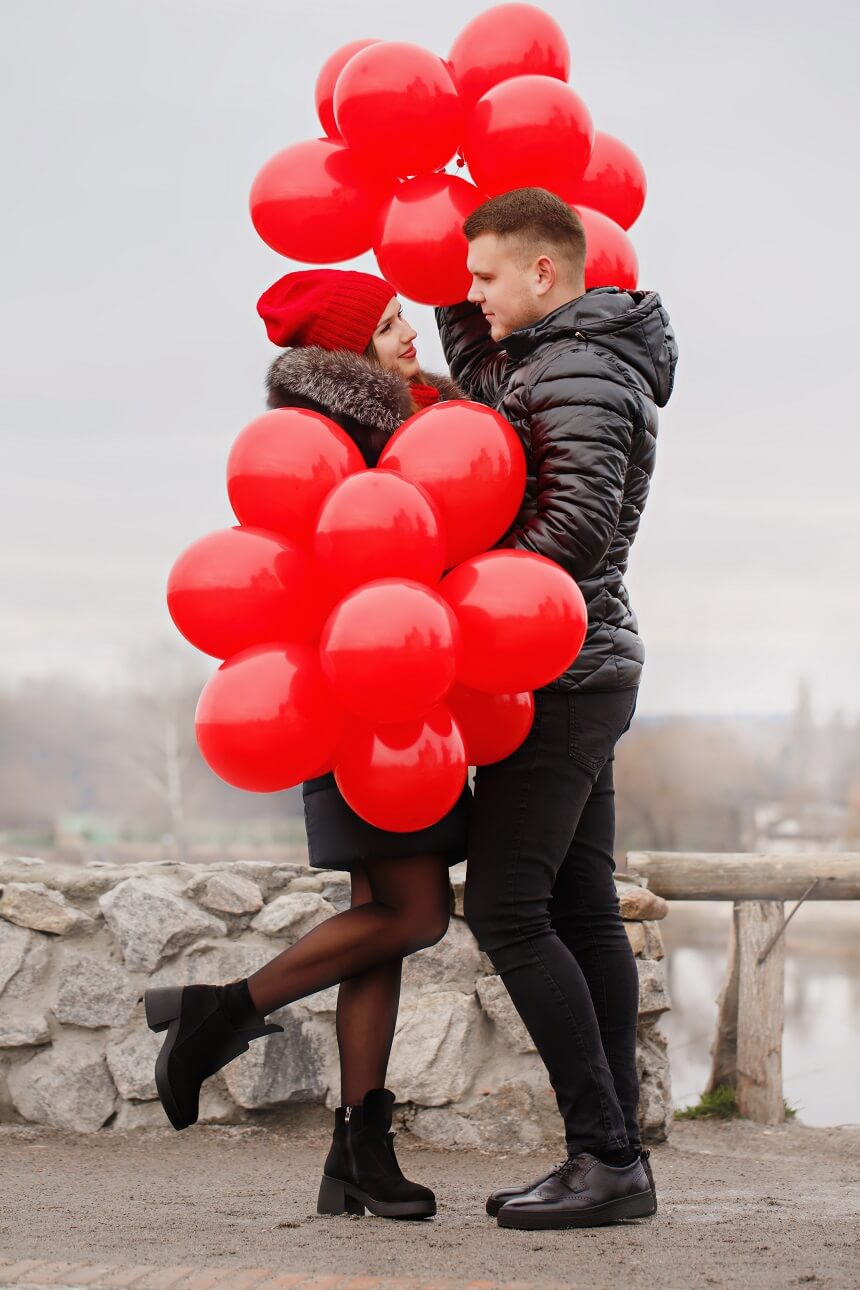 zakochani z balonami